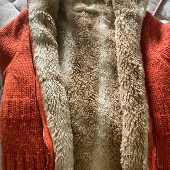 Orange sweater with faux fur inside - Picture 3 of 4